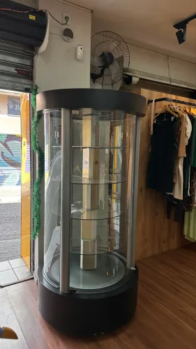 Vitrines de Vidro e Araras para Loja (Ótimo Estado)