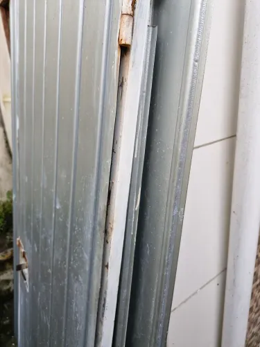 Portão pequeno + placa de metalão