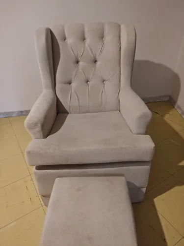 Poltrona amamentação com apoio para pés