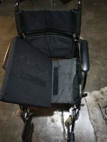 Vendo Cadeira de rodas DELLAMED D400, 46 cm, dobrável, até 120 kg. 350,00