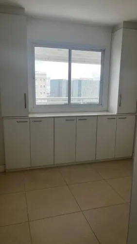 Armário Planejado em MDF Branco com Balcão 6 Portas + 2 Armários Aéreos