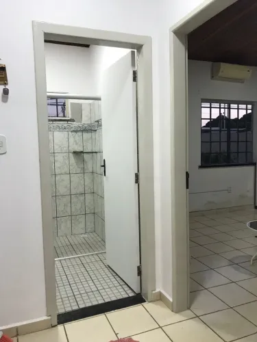 Aluga-se casa com 2 quartos no Bairro dos Estados