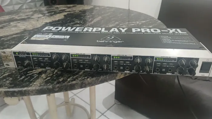 Amplificador de fone Behringer.