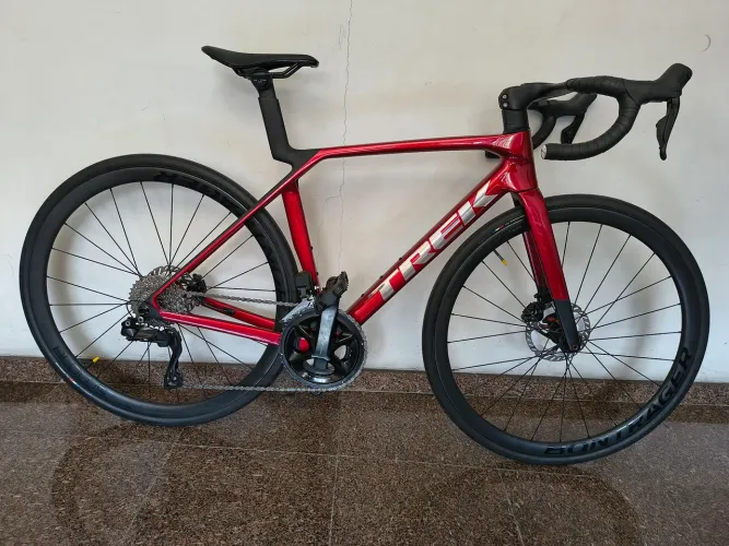 Trek Madone SL5 Geração 8 2025 com 100km