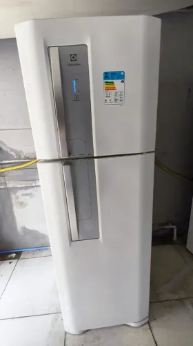 Geladeira Electrolux 374L Frost Free funcionando perfeitamente 