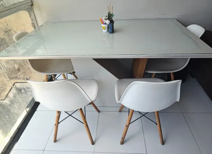 Conjunto de mesa com 4 cadeiras