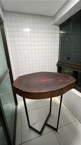 Mesa alta / bar / bistrô de madeira com pé industrial 