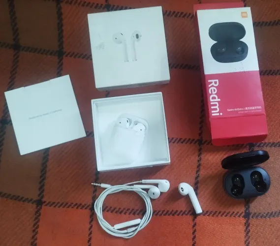 Airpods Apple e case Redmi AirDots 2 para reparo e reposição de peças