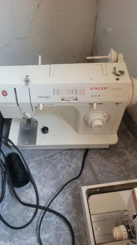 Máquina singer facilita, possui 21 tipos de ponto