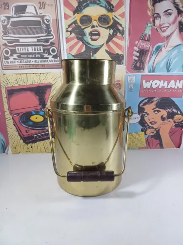Balde de gelo no formato de leiteira em latão amarelo somente decorativo 
