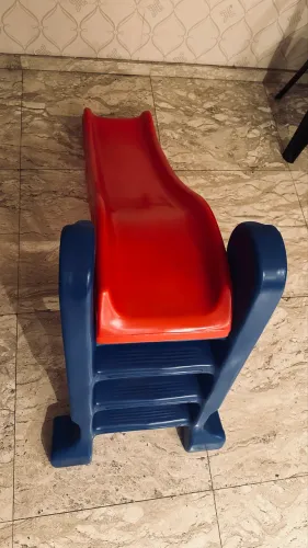 Escorregador médio azul e vermelho infantil