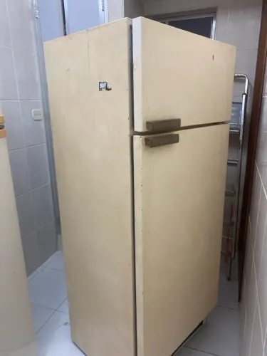 Geladeira antiga funcionando doa-se