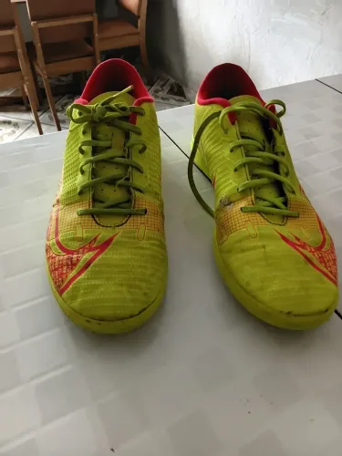 Vendo uma chuteira  em boas condições de uso  numeração 42