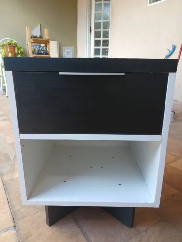 Mesa de Cabeceira preta/branca com gaveta
