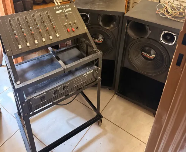 Duas caixas de som ,mesa doze canais estão funcionando perfeitamente 