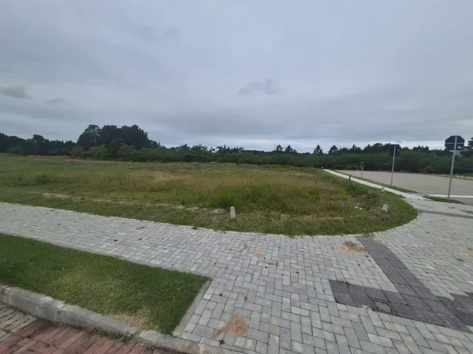Terreno de esquina no Lot. Quinta da Luz
