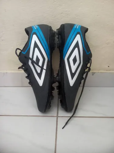 Chuteira campo umbro nunca usada preta e azul