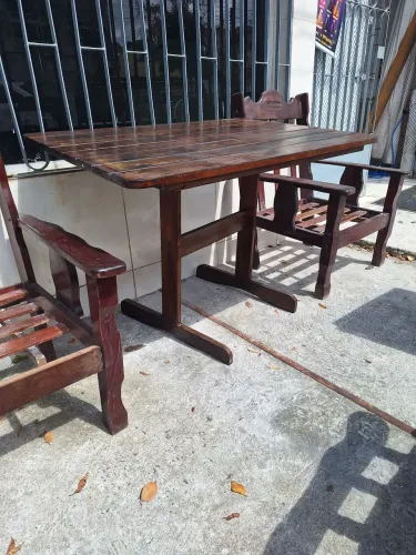 Mesa de madeira com duas cadeiras valor 700