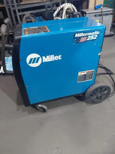 Máquina de solda MIG / MAG modelo Millermatic 252 Miller
