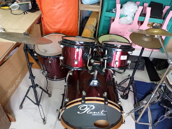 Bateria Planet completa com os pratos grátis.