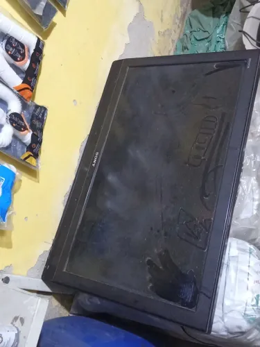 Televisão sony antiga com defeito na tela 