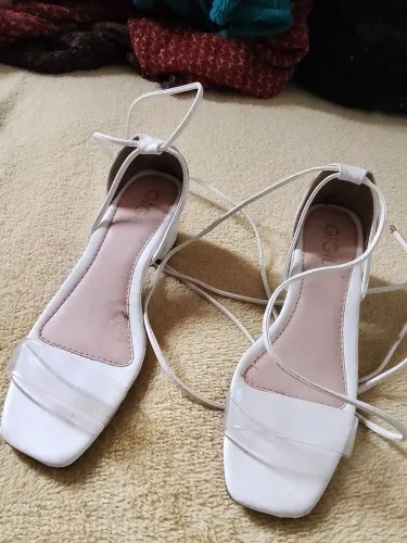 Vendo uma sandália branca r$ 100 nunca usei