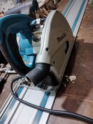 Serra de trilho Makita SP6000 com trilho