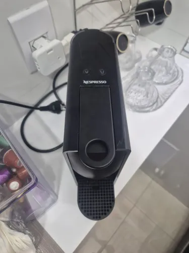 Cafeteira Nespresso 127V + 20 cápsulas