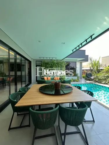 Linda Casa com 4 suítes à venda em excelente condomínio, piscina, área gourmet,