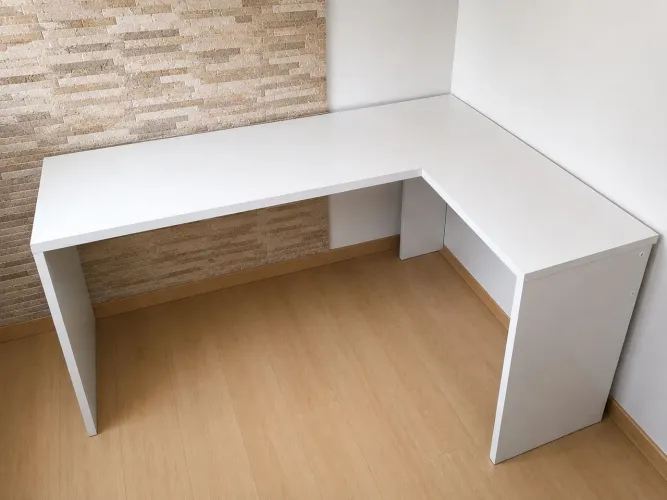 Mesa de escritório em L
