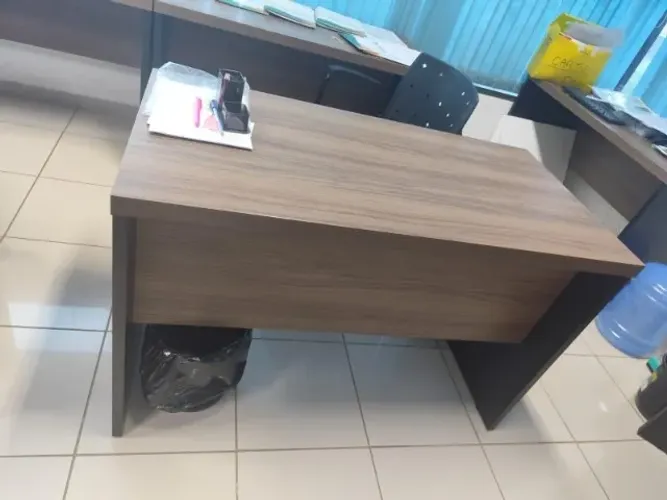 Mesa de escritório pequena