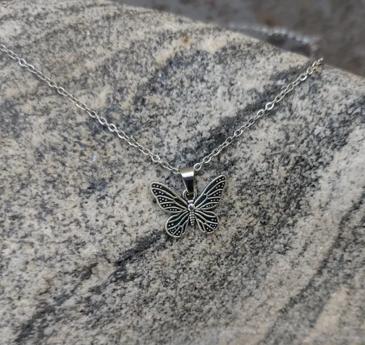 Colar Prateado Borboleta  NOVO