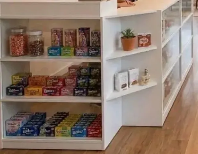 balcão vitrine 100% MDF com 2 expositores serve para lojas e comércios