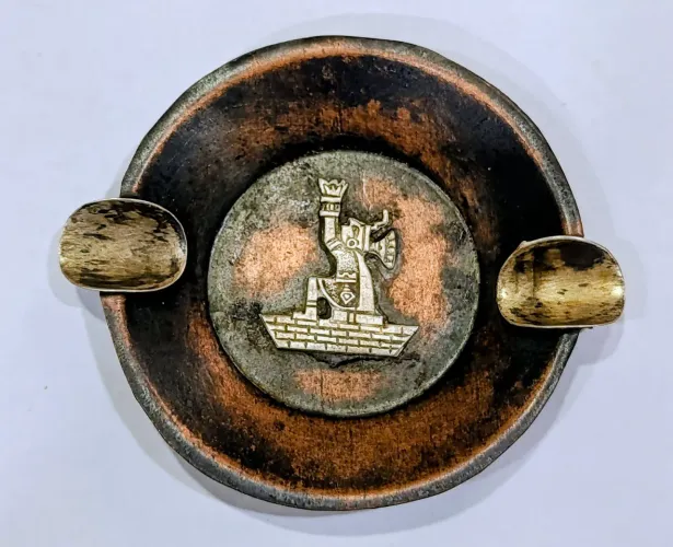 Cinzeiro em metal de cobre com figura Mística asteca ao cen diam. 7cm alt. 1cm linda peça