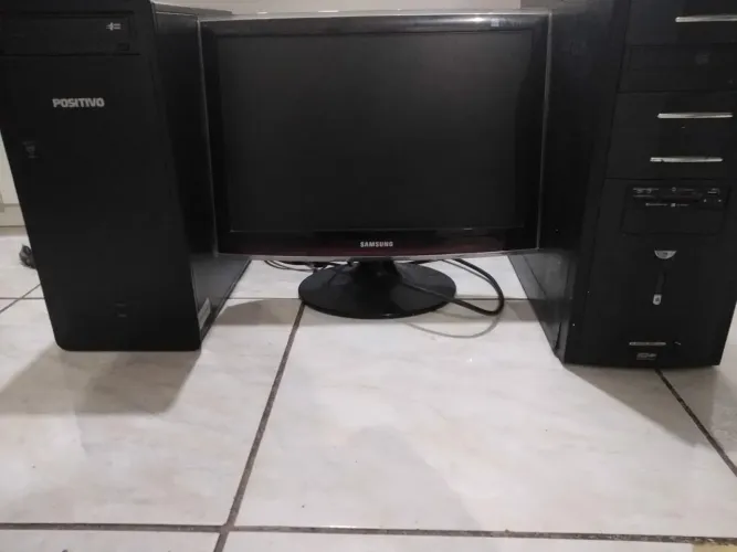 Dois computadores e um monitor antigo.