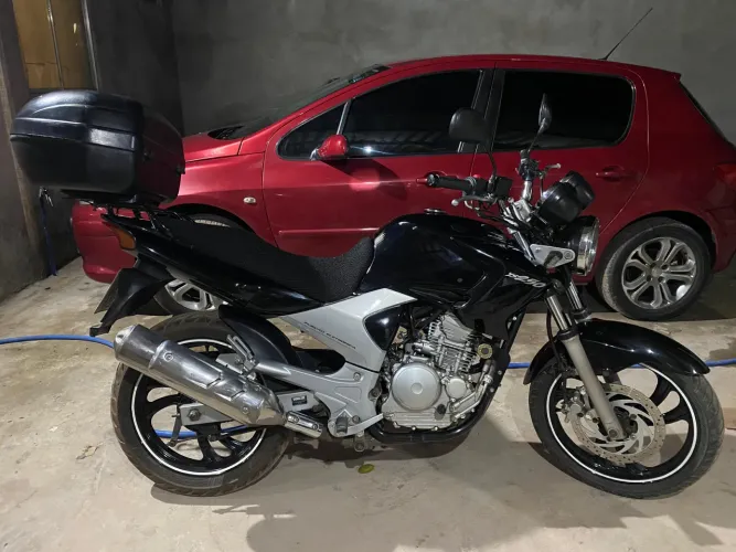 Fazer 250 2006/2007 muito nova, moto para pessoas exigentes, quem ver leva.
