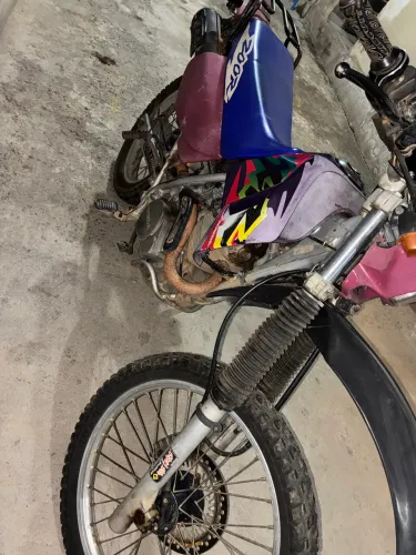 Vendo uma XR 200, ano: 1999. Único dono, está funcionando perfeitamente