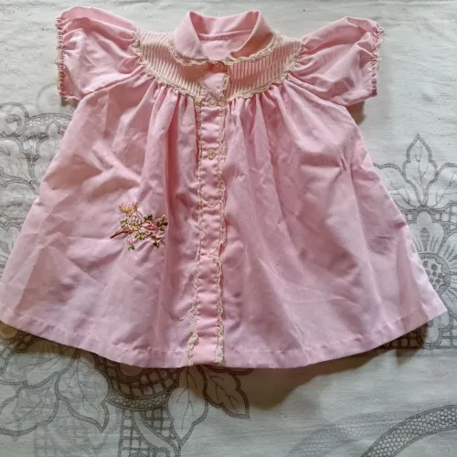 3 Vestidinhos de bebê, vendo separadamente 