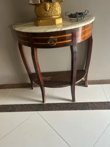 Mesinha Lateral Antiga com Gaveta e Tampo de Pedra