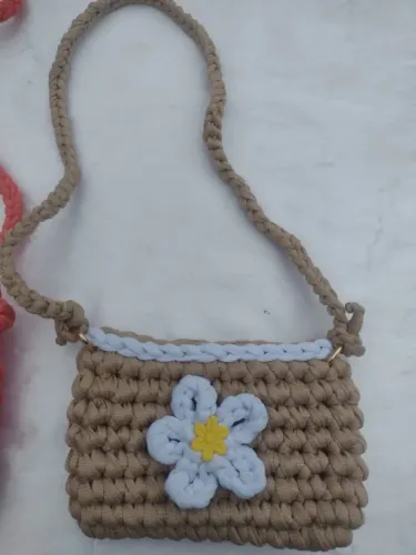Bolsa de crochê infantil pequeno