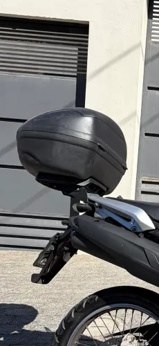 Baú Givi 46l com suporte para Lander 250