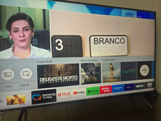 TV smart com controle remoto