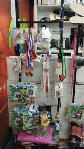 Expositor com 16 ganchos e uma cesta