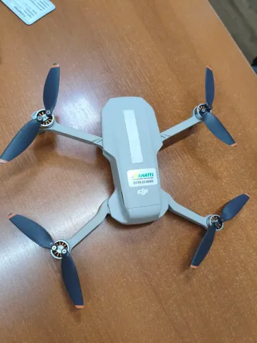 drone DJI Mini 2 ou Mini 2 SE, com hélices de cor cinza e pontas laranjas.