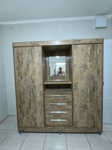 Guarda roupa marrom em ótimas condições