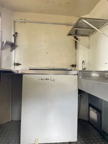Carro lanche com alguns intes dentro freezer,estufar,tacho,9 banquetas e 2 bancos de madei