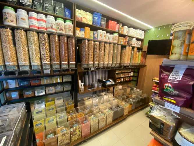 Móvel a granel com gravitacional e potes 