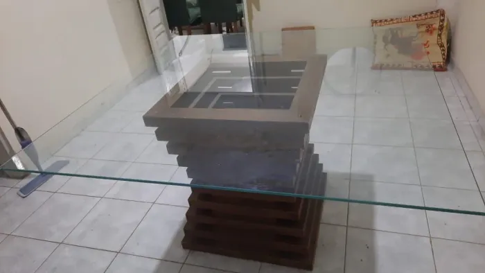 Mesa de madeira com vidro