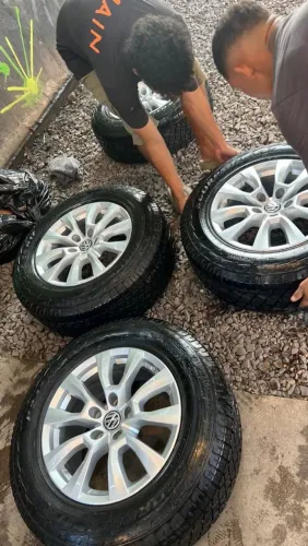 Pneus e roda 245/65 R17