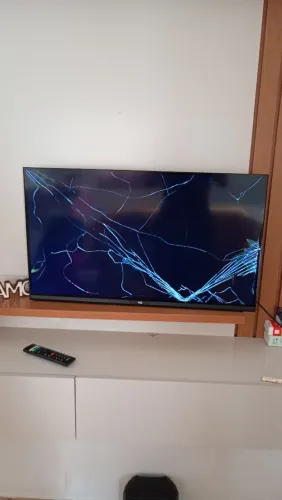 Vendo televisão smartv com a tela quebrada mas ligando normal